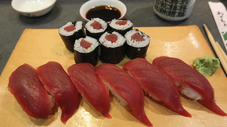 Tuna rolls with condiments 