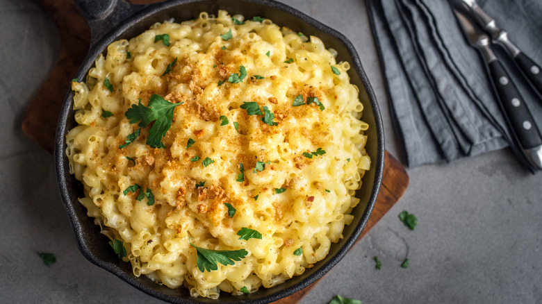 Mac and cheese topped with breadcrumbs