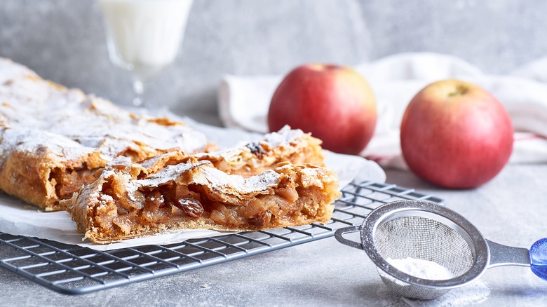 apple strudel with apples