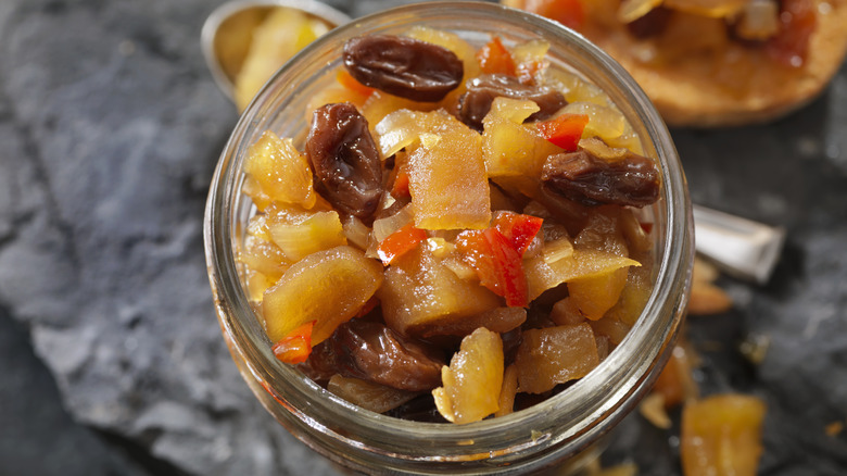 chutney with fruit and raisins