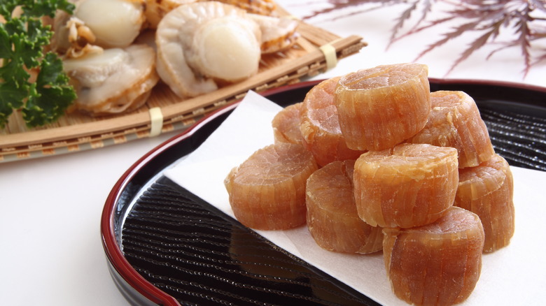 Dried scallops and clams 