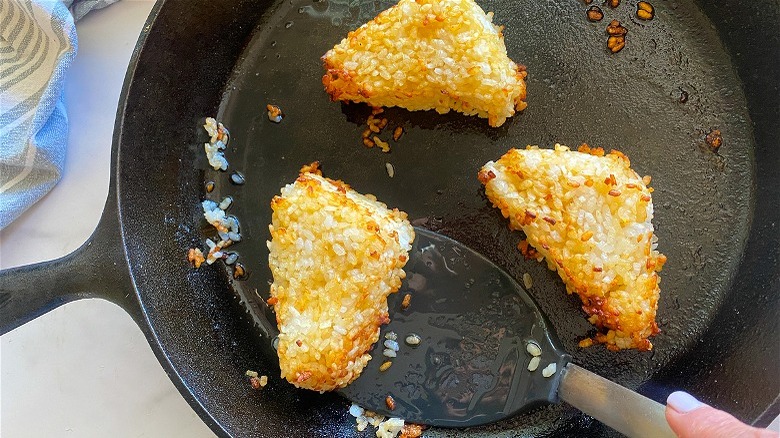 rice triangles on plate 