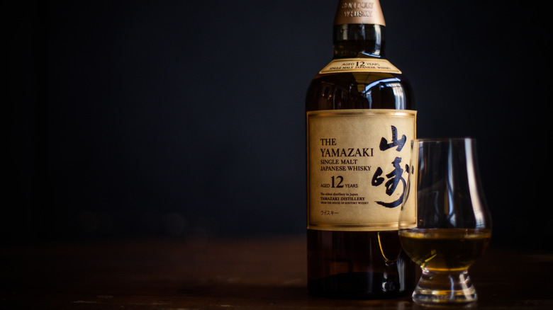 Bottle Yamazaki Japanese whisky glass