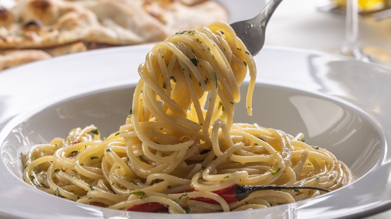 plate of cooked spaghetti