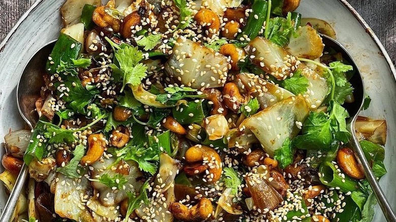 Salad with cashews and sesame seeds