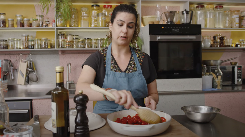 Noor Murad cooking tomatoes