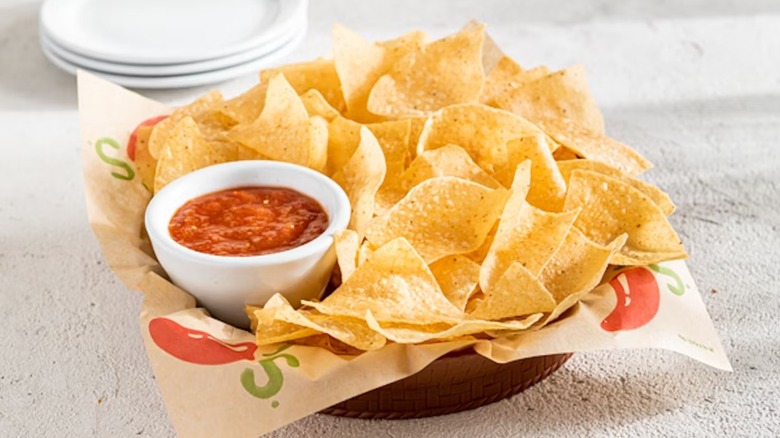 Chili's salsa and chips