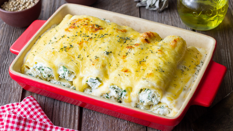 Baked cannelloni with cheese