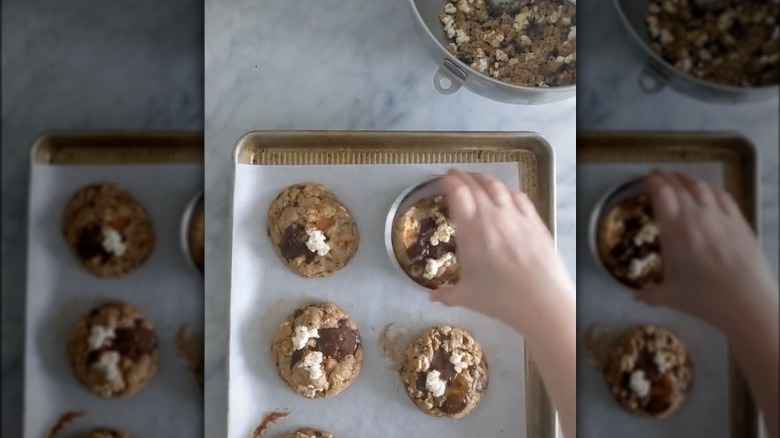 using cookie cutter to shape cookies