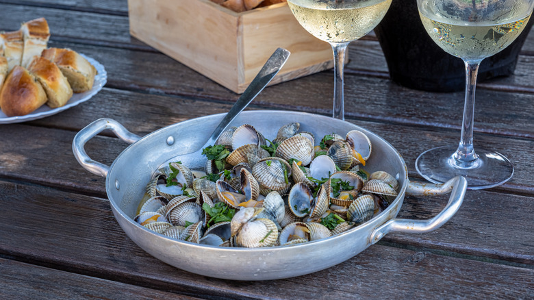 Cockles with garlic and parsley