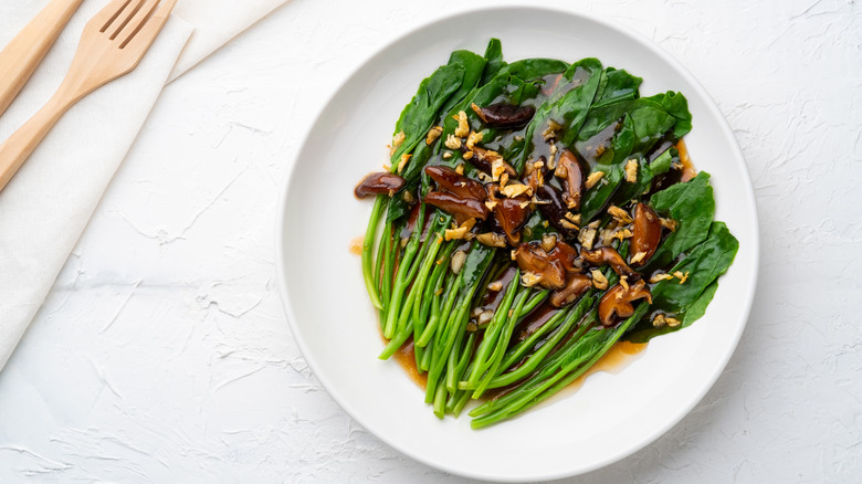 stir-fried spinach and mushrooms in sauce