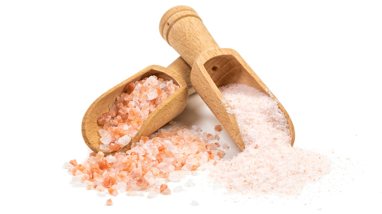 Fine- and coarse-grain Himalayan salt