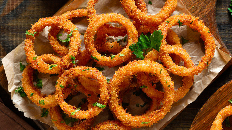 plate of onion rings