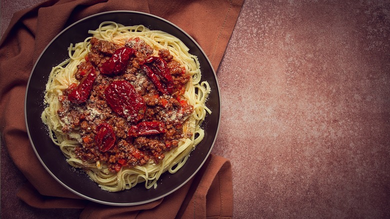 Bolognese sauce with sun-dried tomatoes