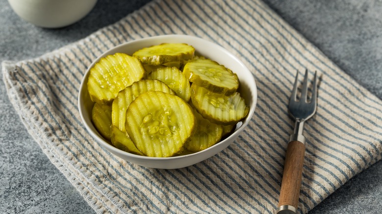 Sliced dill pickles 