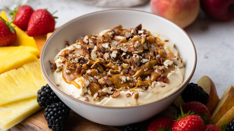 Cheesecake dip with pecans and fruit