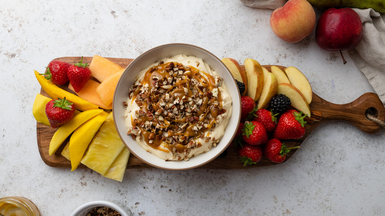 Cheesecake dip with pecans and fruit