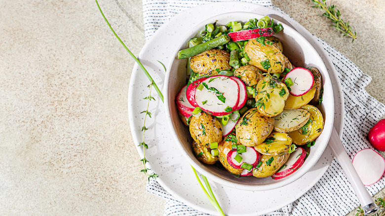 Warm oil-based potato salad 