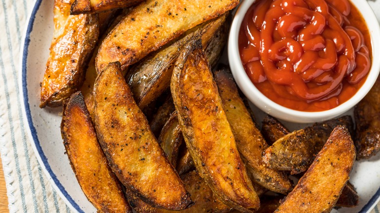 potato wedges seasoned with ketchup