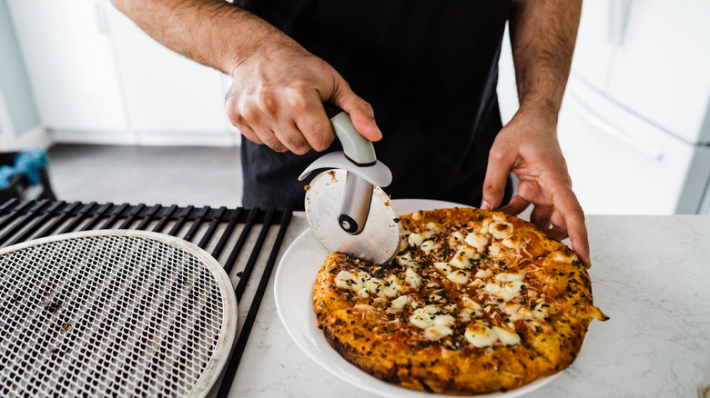 Cutting cooked pizza