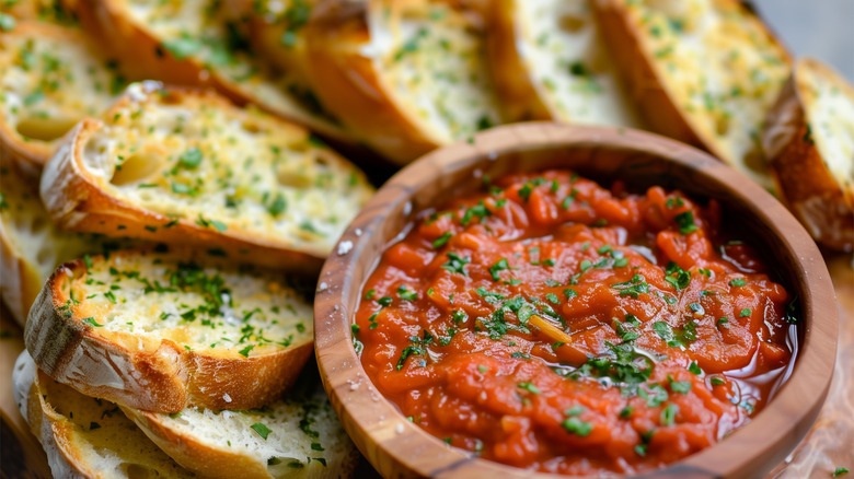 Garlic bread with tomato sauce