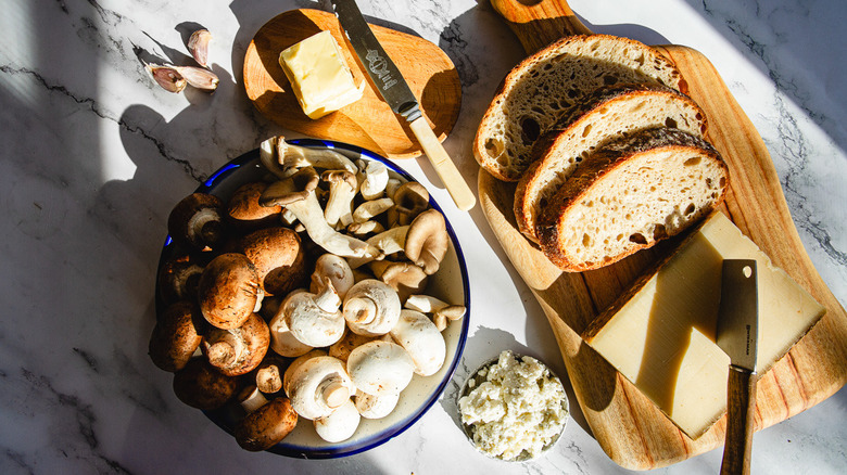 mushrooms and sliced bread