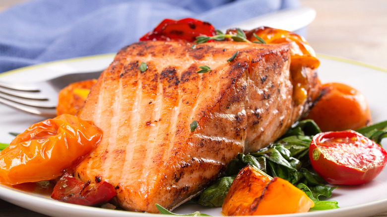 Juicy broiled salmon with tomatoes