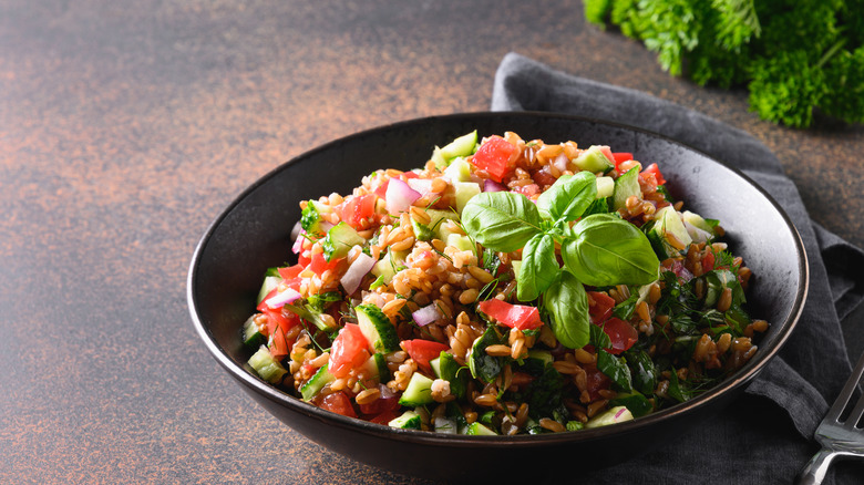 Spelt salad with vegetables 