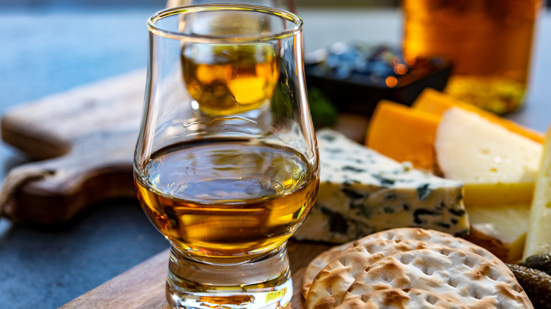 Whiskey with cheese and crackers