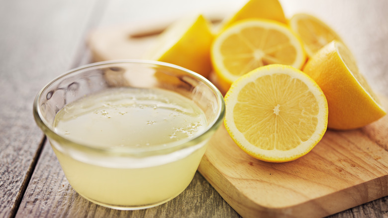 Lemon juice in bowl