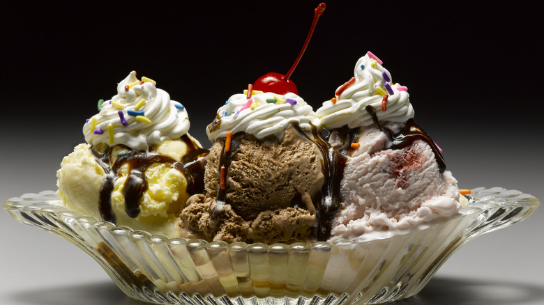 An ice cream sundae