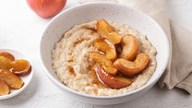 oatmeal with baked apples