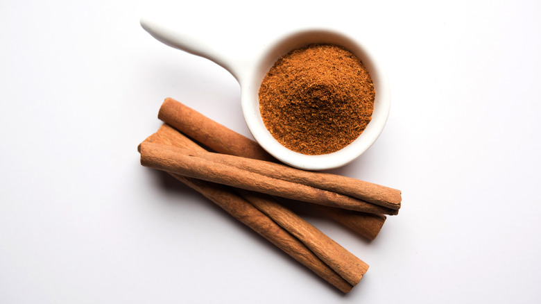 ground cinnamon and sticks