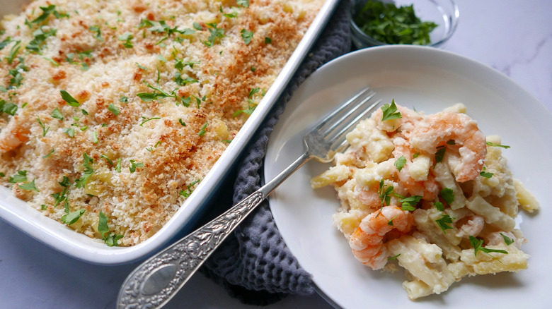 plate of mac and cheese