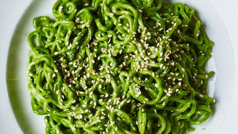Overview of ramen noodles with pesto and sesame seeds