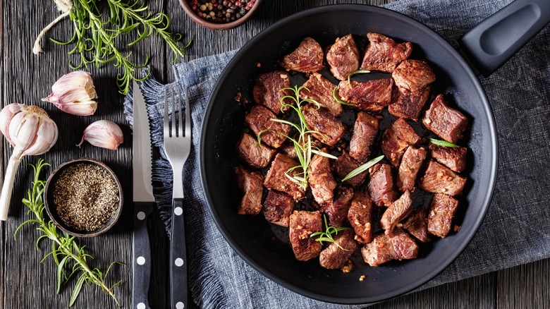 Overview of steak bites on a plate