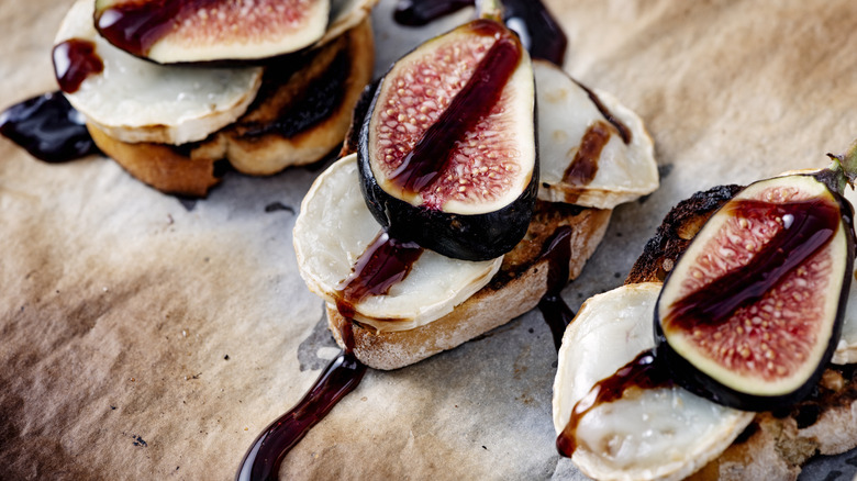 fig baguette with balsamic drizzle