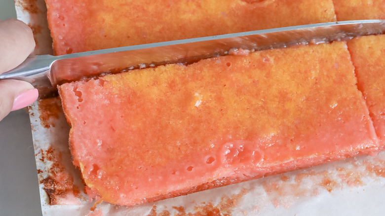 grapefruit bars being cut