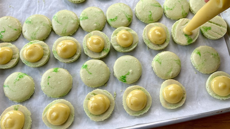 Filling key lime macarons