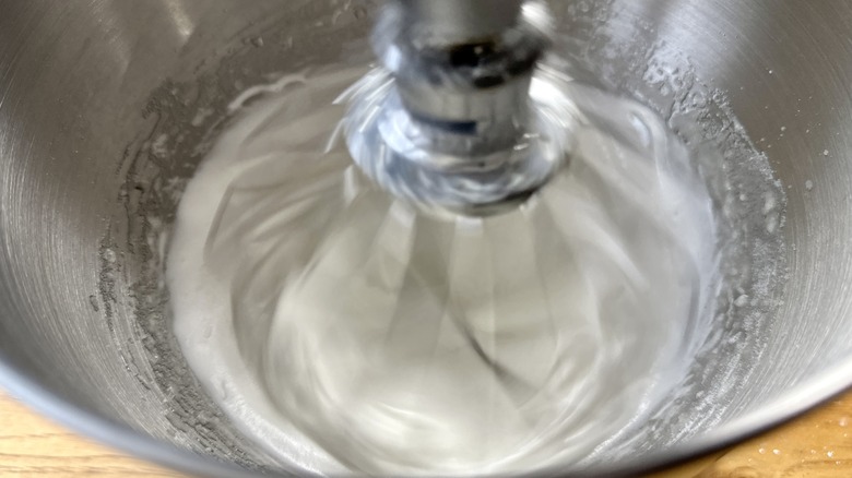 Adding sugar to meringue