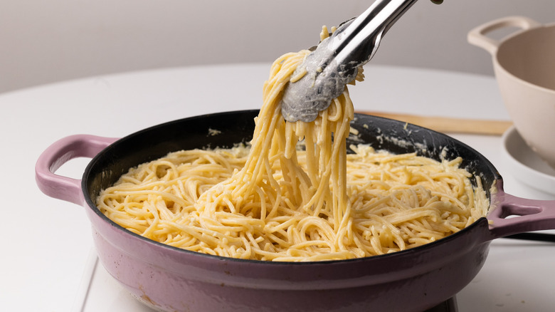 Coating spaghetti in lemon sauce